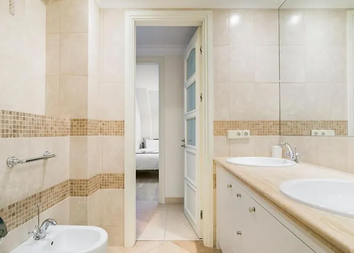 Luxury & Location Апартаменти *